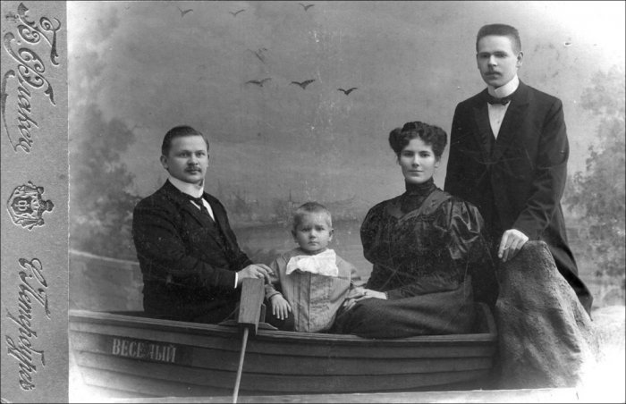 На картонной лодке - к светлому будущему? Наивные декорации старинных фотоателье () На картонной лодке - к светлому будущему? Наивные декорации старинных фотоателье