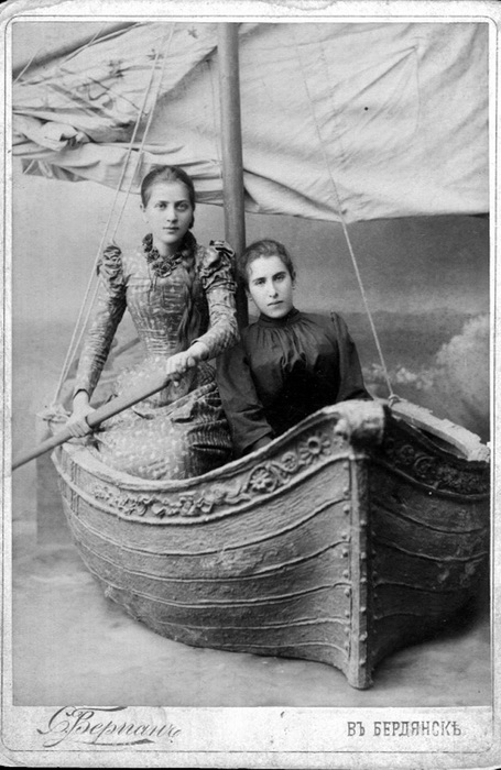 На картонной лодке - к светлому будущему? Наивные декорации старинных фотоателье () На картонной лодке - к светлому будущему? Наивные декорации старинных фотоателье