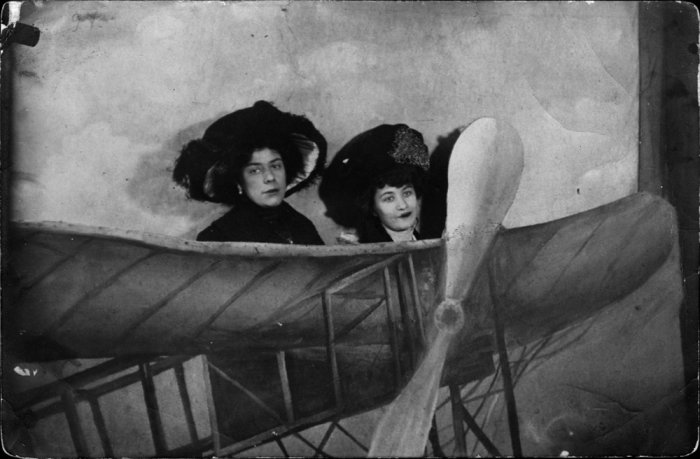 На картонной лодке - к светлому будущему? Наивные декорации старинных фотоателье () На картонной лодке - к светлому будущему? Наивные декорации старинных фотоателье