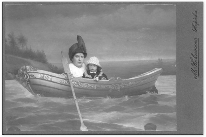 На картонной лодке - к светлому будущему? Наивные декорации старинных фотоателье () На картонной лодке - к светлому будущему? Наивные декорации старинных фотоателье