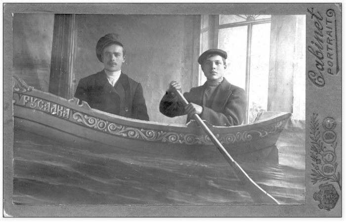 На картонной лодке - к светлому будущему? Наивные декорации старинных фотоателье () На картонной лодке - к светлому будущему? Наивные декорации старинных фотоателье