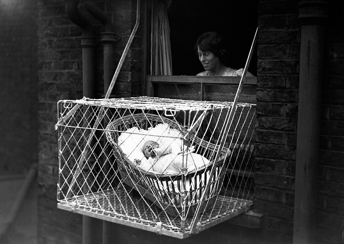 Все на свежий воздух: клетки-манежи для малышей, расположенные за окнами многоэтажек () Все на свежий воздух: клетки-манежи для малышей, расположенные за окнами многоэтажек