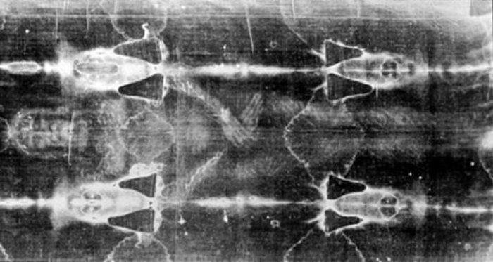 Туринская плащаница в развернутом виде Туринская плащаница в развернутом виде