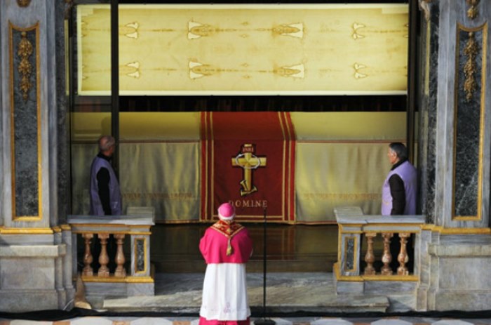 Туринская плащаница в итальянском соборе Туринская плащаница в итальянском соборе