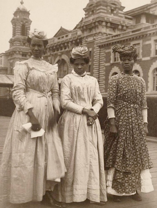 Колоритные фотографии мигрантов, пытавшихся нелегально попасть в США 100 лет назад () Колоритные фотографии мигрантов, пытавшихся нелегально попасть в США 100 лет назад