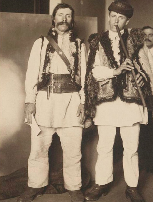 Колоритные фотографии мигрантов, пытавшихся нелегально попасть в США 100 лет назад () Колоритные фотографии мигрантов, пытавшихся нелегально попасть в США 100 лет назад