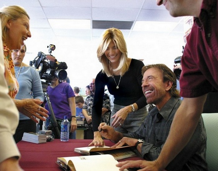 Чак Норрис написал несколько книг. Чак Норрис написал несколько книг.