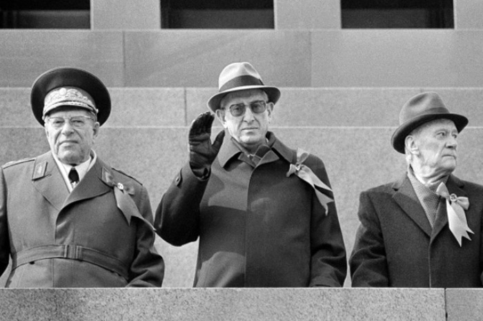 Министр обороны СССР Д. Ф. Устинов, Генеральный секретарь ЦК КПСС Ю. В. Андропов и председатель Совета Министров СССР Н. А. Тихонов, 1983 г. Министр обороны СССР Д. Ф. Устинов, Генеральный секретарь ЦК КПСС Ю. В. Андропов и председатель Совета Министров СССР Н. А. Тихонов, 1983 г.