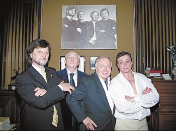 СОЗДАТЕЛИ ВЕЛИКОГО СПЕКТАКЛЯ «ЮНОНА И АВОСЬ»: АЛЕКСЕЙ РЫБНИКОВ, МАРК ЗАХАРОВ, АНДРЕЙ ВОЗНЕСЕНСКИЙ, НИКОЛАЙ КАРАЧЕНЦОВ. 2001 ГОД