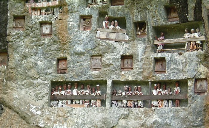 Похороны в стиле тау-тау: в последний путь, как на праздник () Похороны в стиле тау-тау: в последний путь, как на праздник