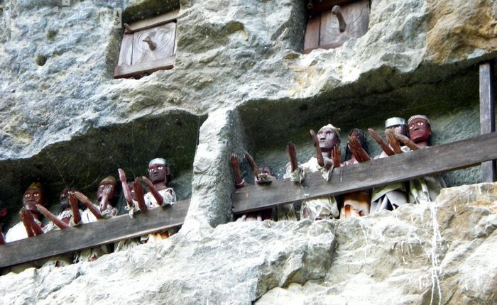 Похороны в стиле тау-тау: в последний путь, как на праздник () Похороны в стиле тау-тау: в последний путь, как на праздник