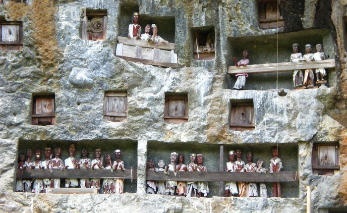 Похороны в стиле тау-тау: в последний путь, как на праздник () Похороны в стиле тау-тау: в последний путь, как на праздник