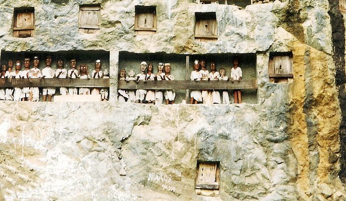 Похороны в стиле тау-тау: в последний путь, как на праздник () Похороны в стиле тау-тау: в последний путь, как на праздник