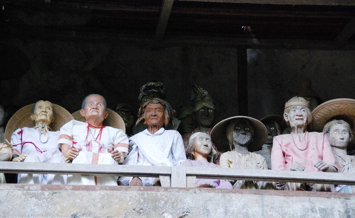 Похороны в стиле тау-тау: в последний путь, как на праздник () Похороны в стиле тау-тау: в последний путь, как на праздник