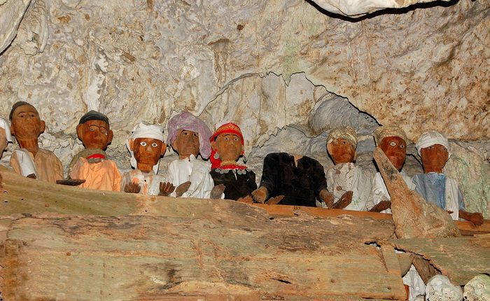 Похороны в стиле тау-тау: в последний путь, как на праздник () Похороны в стиле тау-тау: в последний путь, как на праздник