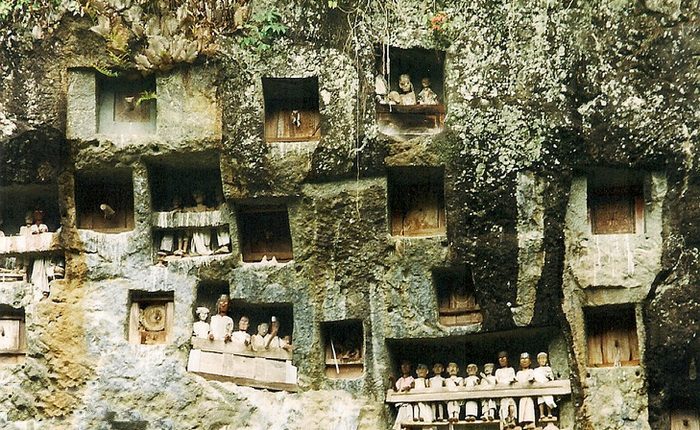 Похороны в стиле тау-тау: в последний путь, как на праздник () Похороны в стиле тау-тау: в последний путь, как на праздник