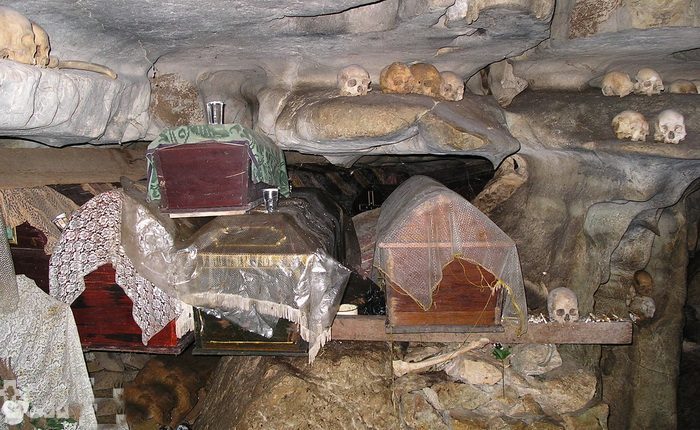 Похороны в стиле тау-тау: в последний путь, как на праздник () Похороны в стиле тау-тау: в последний путь, как на праздник