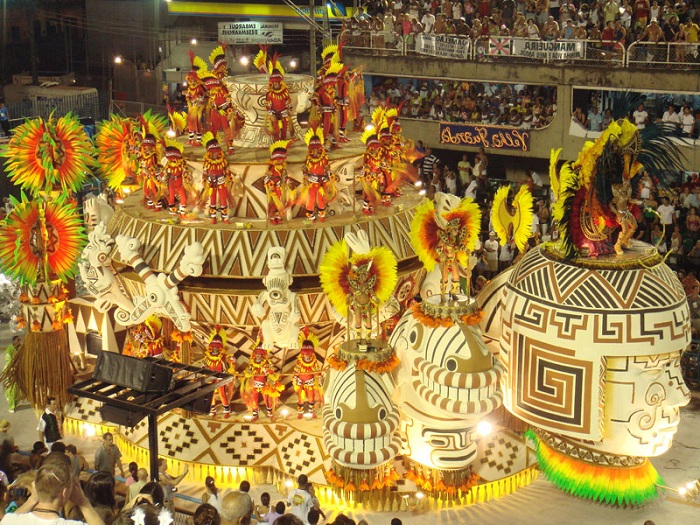 Шик, блеск, карнавал: история самого яркого действа в Бразилии () Шик, блеск, карнавал: история самого яркого действа в Бразилии