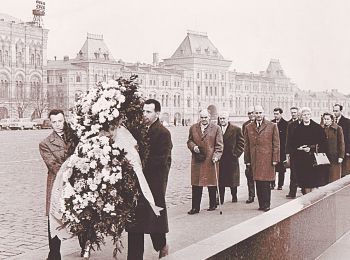 ВОЗЛОЖЕНИЕ ВЕНКА К МАВЗОЛЕЮ. ЖОРЖ СЕГИ – ЧЛЕН ПБ ФКП, СЕРЖ ПАГАНЕЛЛИ – ЧЛЕН ЦК ФКП, МОРИС ТОРЕЗ – ГЕНСЕК ФКП, РАЙМОН ГЮЙО – ЧЛЕН ПБ ФКП, ЖОРЖ КОНЬО – ЧЛЕН ЦК ФКП, ВАЛЬДЕК РОШЕ – ЧЛЕН ПБ ФКП, ДВА ОХРАННИКА, ЖАННЕТ ВЕРМЕРШ – ЧЛЕН ПБ ФКП. СОФЬЯ ПАВЛОВА, ВОЛЬФ СЕДЫХ. НОЯБРЬ 1961 ГОДА