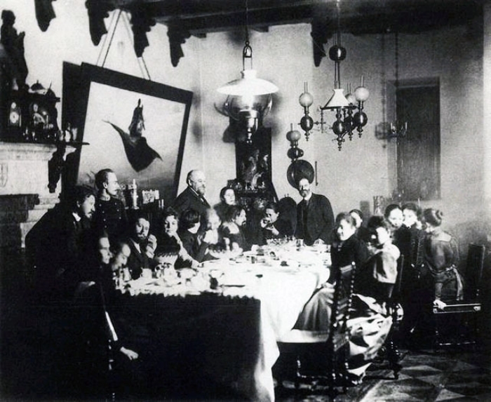 Серов, Коровин, Репин, Суриков, Антокольский в гостиной у Саввы Мамонтова, 1889 г. Серов, Коровин, Репин, Суриков, Антокольский в гостиной у Саввы Мамонтова, 1889 г.