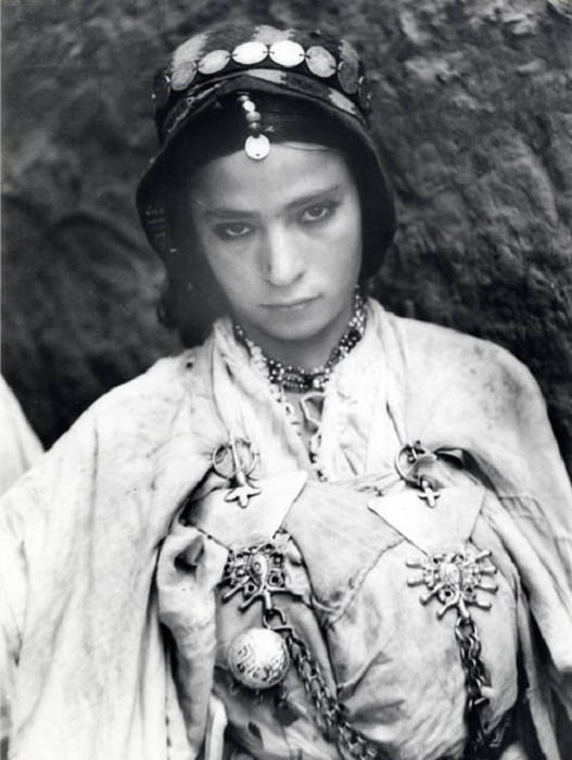 Еврейские мужчины, осознав прибыльность ювелирного серебряного дела, быстро освоили это ремесло и, даже, образовали еврейские ювелирные кланы. Еврейские мужчины, осознав прибыльность ювелирного серебряного дела, быстро освоили это ремесло и, даже, образовали еврейские ювелирные кланы.