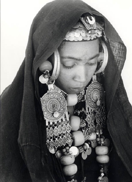 Массивные серебряные кольца, браслеты, подвески, кулоны, бусы, декорированные фигурной отливкой и чеканкой, изукрашенные разноцветными эмалями и полудрагоценными камнями. Массивные серебряные кольца, браслеты, подвески, кулоны, бусы, декорированные фигурной отливкой и чеканкой, изукрашенные разноцветными эмалями и полудрагоценными камнями.