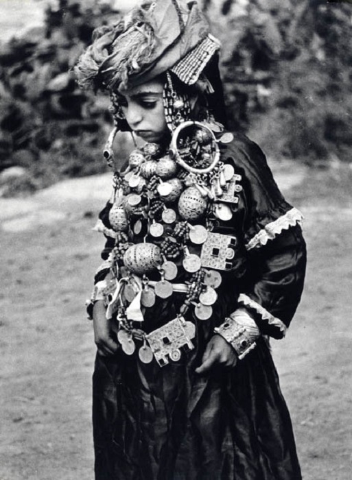 Украшения для мужчин и женщин с древних времён несут определённую характерную уникальность в орнаментах, форме. Украшения для мужчин и женщин с древних времён несут определённую характерную уникальность в орнаментах, форме.