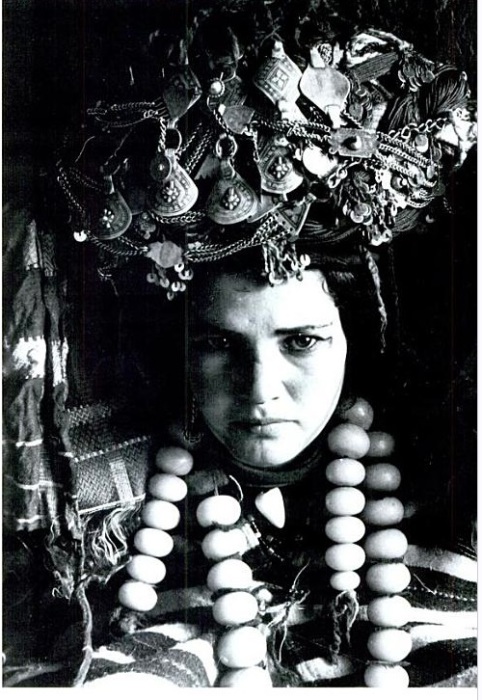 Бросается в глаза обилие серебряных украшений, весом до нескольких килограммов, которые покрывают всю фигуру женщины от макушки до пят. Бросается в глаза обилие серебряных украшений, весом до нескольких килограммов, которые покрывают всю фигуру женщины от макушки до пят.