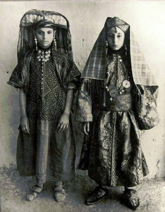 Трудно представить, что в столь юном возрасте можно было выходить замуж. Трудно представить, что в столь юном возрасте можно было выходить замуж.