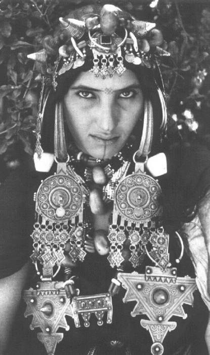 Украшения имели обереговое значение и, даже, представляли собой овеществлёные молитвы. Украшения имели обереговое значение и, даже, представляли собой овеществлёные молитвы.