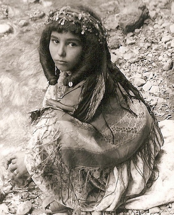 Евреи избегают сочетания тканей двух и трех цветов в виде полос, предпочитают темные цвета и длинный просторный покрой одежды. Евреи избегают сочетания тканей двух и трех цветов в виде полос, предпочитают темные цвета и длинный просторный покрой одежды.