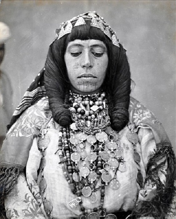 В узорах появляются растения и птицы (например, голуби традиционный иудейский символ), которых не было прежде в арабских украшениях, поскольку религия запрещает мусульманам изображать живых существ. В узорах появляются растения и птицы (например, голуби традиционный иудейский символ), которых не было прежде в арабских украшениях, поскольку религия запрещает мусульманам изображать живых существ.