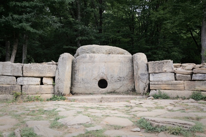 Многие люди чувствуют перепады настроения, когда находятся рядом с дольменами, причины этих аномалий также неизвестны. Многие люди чувствуют перепады настроения, когда находятся рядом с дольменами, причины этих аномалий также неизвестны.