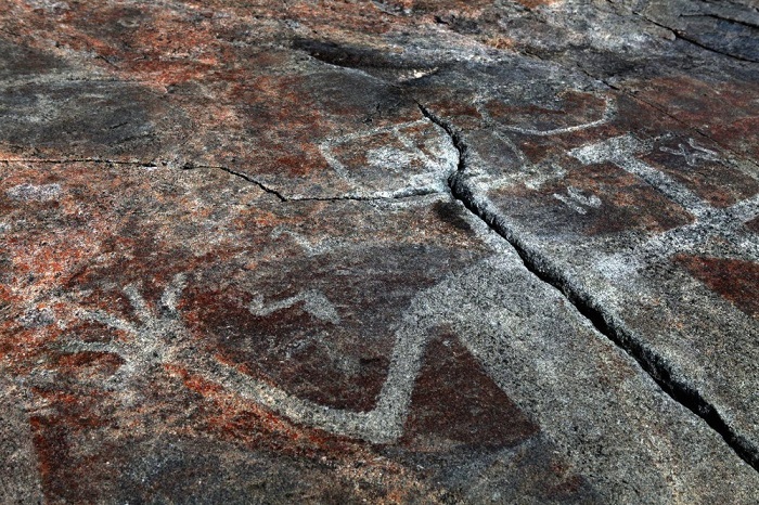 Знаменит он своими петроглифами, которые датируются примерно 3-м тысячелетием до н. э., самый известный из них — 2,3-метровый «Бес», который и дал название мысу. Знаменит он своими петроглифами, которые датируются примерно 3-м тысячелетием до н. э., самый известный из них — 2,3-метровый «Бес», который и дал название мысу.