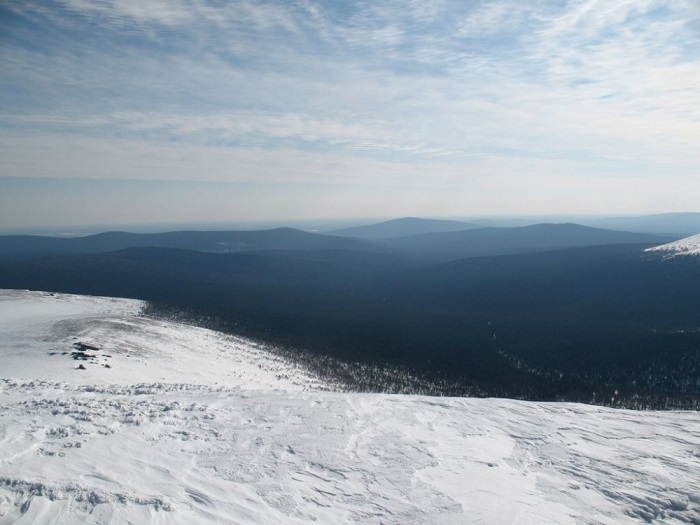 Известность гора получила из-за страшного инцидента в 1959 году, когда на безымянном перевале погибла группа туристов-лыжников, до сих пор обстоятельства их гибели неизвестны. Известность гора получила из-за страшного инцидента в 1959 году, когда на безымянном перевале погибла группа туристов-лыжников, до сих пор обстоятельства их гибели неизвестны.