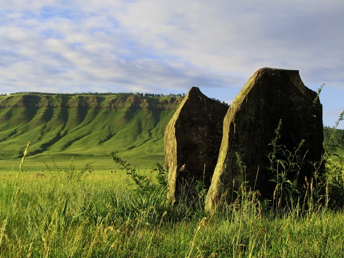 Хакасские гиганты находятся в аномальной местности, прямо над тектоническими разломами земной коры. Хакасские гиганты находятся в аномальной местности, прямо над тектоническими разломами земной коры.