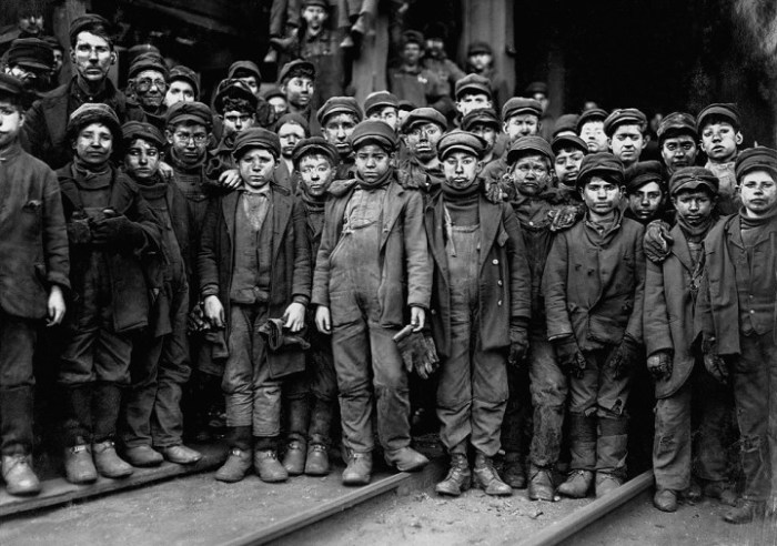 Дети нанятые для работ в угольных шахтах компанией Pennsylvania Coal Company. США, 1911 год. Дети нанятые для работ в угольных шахтах компанией Pennsylvania Coal Company. США, 1911 год.