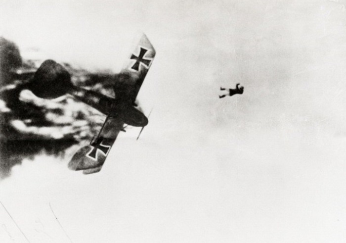 Первая Мировая война, парашютов тогда ещё не было, 1918 год. Первая Мировая война, парашютов тогда ещё не было, 1918 год.