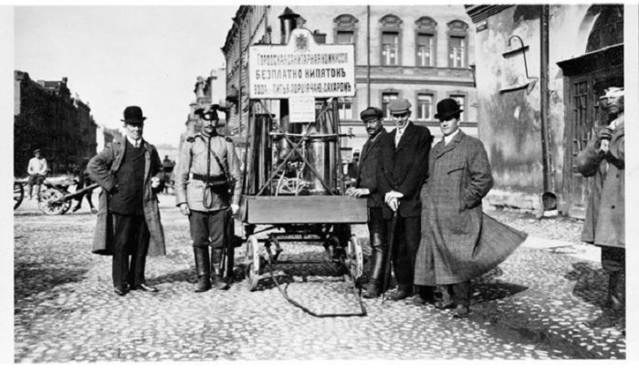 Первый прототип нынешних мобильных кофеен на колесах, 1909 год. Первый прототип нынешних мобильных кофеен на колесах, 1909 год.