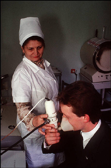 Украинского шахтера проверяют на бронхит и загрязненность легких, Донецк, 1988 год. Фотограф Бруно Барби (Bruno Barbey). Украинского шахтера проверяют на бронхит и загрязненность легких, Донецк, 1988 год. Фотограф Бруно Барби (Bruno Barbey).