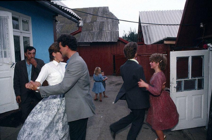Деревня Черешенка рядом с городом Черновцы, 1988 год. Фотограф Бруно Барби (Bruno Barbey). Деревня Черешенка рядом с городом Черновцы, 1988 год. Фотограф Бруно Барби (Bruno Barbey).