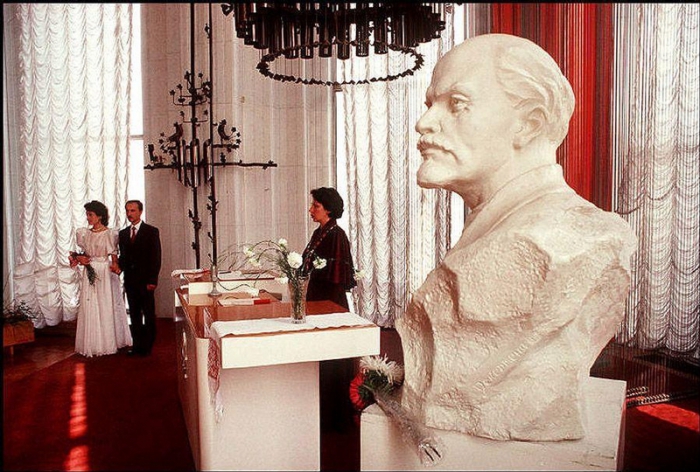Свадьба в ЗАГСе, 1988 год. Фотограф Бруно Барби (Bruno Barbey). Свадьба в ЗАГСе, 1988 год. Фотограф Бруно Барби (Bruno Barbey).