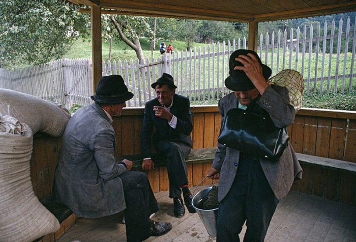 Карпатский регион расположен рядом с городом Черновцы, 1988 год. Фотограф Бруно Барби (Bruno Barbey). Карпатский регион расположен рядом с городом Черновцы, 1988 год. Фотограф Бруно Барби (Bruno Barbey).