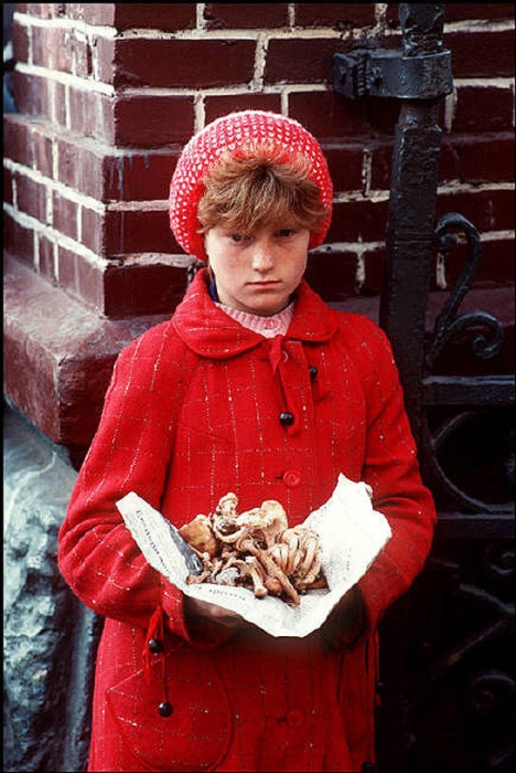 Девочка продаёт сушённые грибы на львовском рынке, 1988 год. Фотограф Бруно Барби (Bruno Barbey). Девочка продаёт сушённые грибы на львовском рынке, 1988 год. Фотограф Бруно Барби (Bruno Barbey).