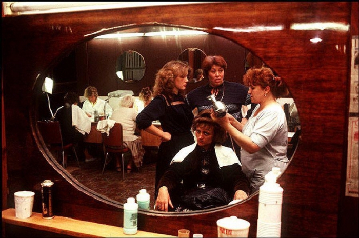 Салон красоты, 1988 год. Фотограф Бруно Барби (Bruno Barbey). Салон красоты, 1988 год. Фотограф Бруно Барби (Bruno Barbey).