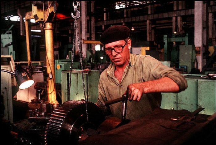 Мужчина, работающий за станком, 1988 год. Фотограф Бруно Барби (Bruno Barbey). Мужчина, работающий за станком, 1988 год. Фотограф Бруно Барби (Bruno Barbey).