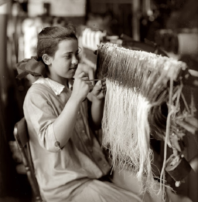 Получить место ткачихи на фабрике было большой удачей. Получить место ткачихи на фабрике было большой удачей.