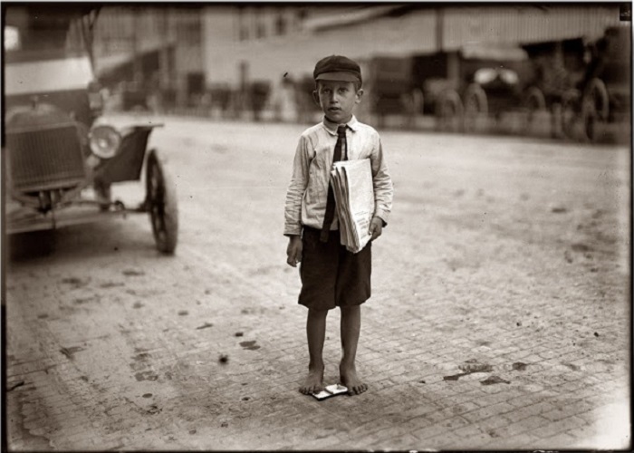 Мальчишка работает без выходных. Мальчишка работает без выходных.