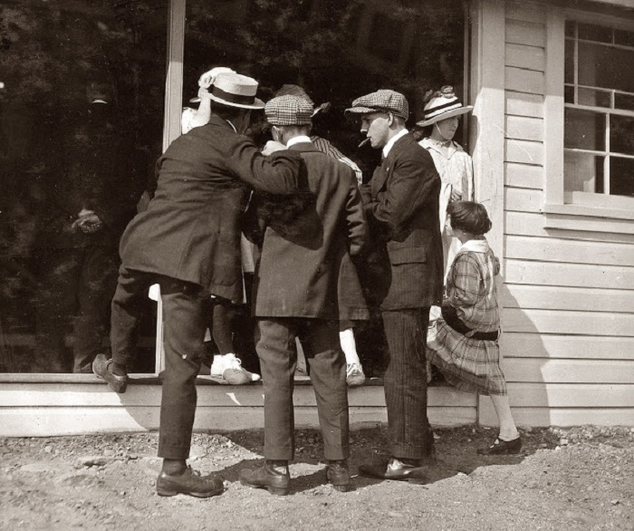 После работы мальчишки постарше шли знакомиться с девушками. После работы мальчишки постарше шли знакомиться с девушками.