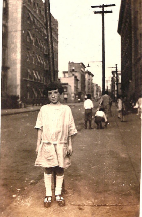 Девочка работала во время летних каникул. Девочка работала во время летних каникул.